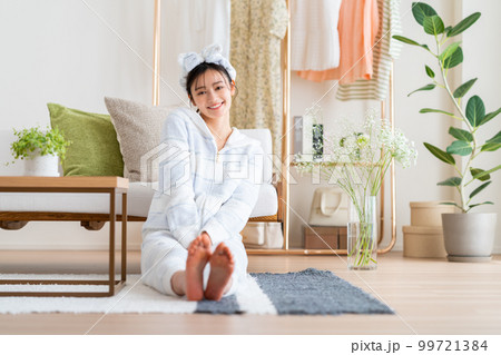 リビングでくつろぐ若い女性 リビングでくつろぐ若い女性 99721384