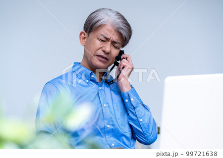 オンライン会議で不満なミドルの男性 99721638
