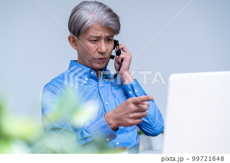 オンライン会議で不満なミドルの男性 99721648