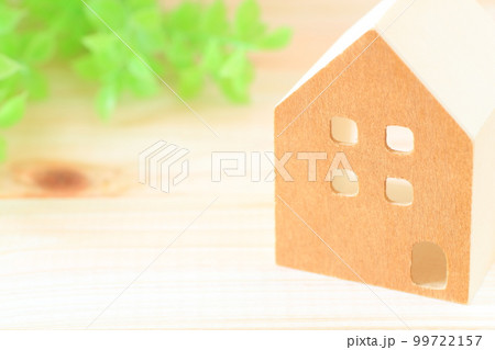 ミニチュアの家のオブジェとひのきの板 99722157