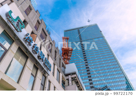 日本の東京都市景観 解体中の渋谷駅や桜丘口再開発のビル上空を通過する航空機。航空需要回復へ=3月1日 日本の東京都市景観 解体中の渋谷駅や桜丘口再開発のビル上空を通過する航空機。航空需要回復へ=3月1日 99722170