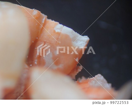 古い米にオレンジ色のカビの様子 99722553