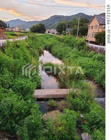 田舎の川と夕焼け 田舎の川と夕焼け 99722558