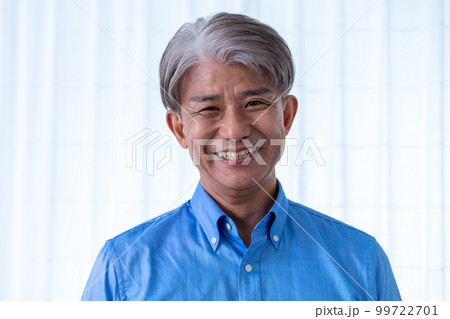 笑顔のミドル男性 99722701