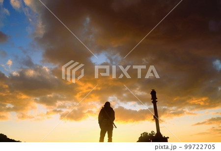 夕陽と太陽と釣り人 99722705