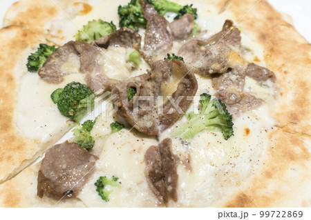 豚肉とブロッコリーのピザ 99722869