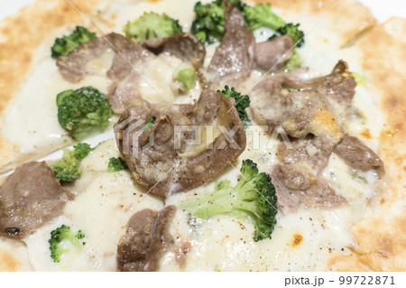 豚肉とブロッコリーのピザ 99722871