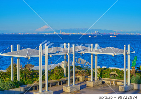 千葉県木更津市の海ほたる展望デッキから西側の眺望(富士山,横浜など) 千葉県木更津市の海ほたる展望デッキから西側の眺望(富士山,横浜など) 99722974