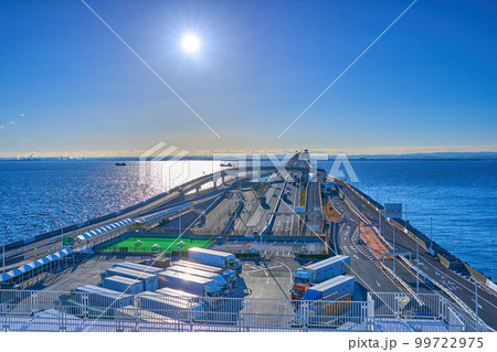 千葉県木更津市の海ほたる展望デッキから朝の木更津(アクアブリッジ)方面 99722975