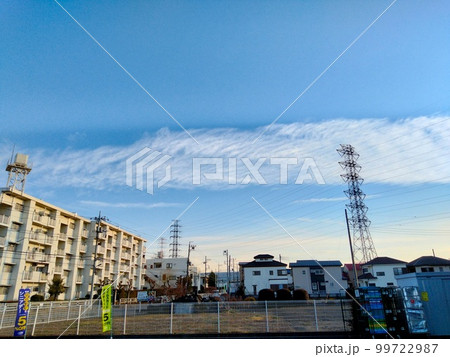 団地や建物や鉄塔の上に人がる白い雲と青空（横構図） 99722987