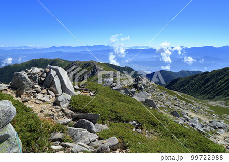 夏の木曽駒ヶ岳の風景 ( 濃ヶ池分岐までの馬ノ背 2021年8月 長野県 ) 99722988