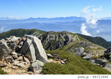 夏の木曽駒ヶ岳の風景 ( 濃ヶ池分岐までの馬ノ背 2021年8月 長野県 ) 夏の木曽駒ヶ岳の風景 ( 濃ヶ池分岐までの馬ノ背 2021年8月 長野県 ) 99722990