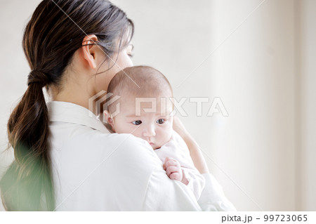 赤ちゃんとママ　抱っこ 99723065