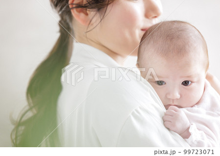 赤ちゃんとママ　抱っこ 99723071