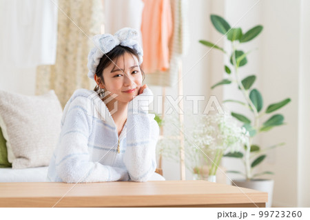 リビングでくつろぐ若い女性 99723260