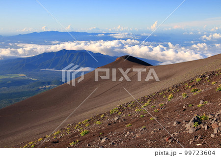 富士山中腹から望む宝永山と愛鷹山塊、背後の伊豆半島 富士山中腹から望む宝永山と愛鷹山塊、背後の伊豆半島 99723604