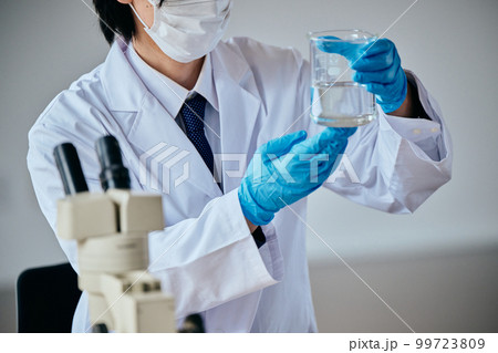 実験をする白衣の若い男性 実験をする白衣の若い男性 99723809