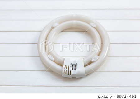 古い蛍光灯 99724491