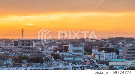 日本の横浜都市景観 夕焼け空…あざみ野駅前などの街並みを望む 日本の横浜都市景観 夕焼け空…あざみ野駅前などの街並みを望む 99724774