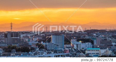 日本の横浜都市景観 夕焼け空…あざみ野駅前などの街並みを望む 日本の横浜都市景観 夕焼け空…あざみ野駅前などの街並みを望む 99724778