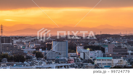 日本の横浜都市景観 夕焼け空…あざみ野駅前などの街並みを望む 日本の横浜都市景観 夕焼け空…あざみ野駅前などの街並みを望む 99724779