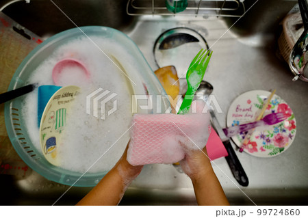 食器を洗う子供のイメージ 99724860