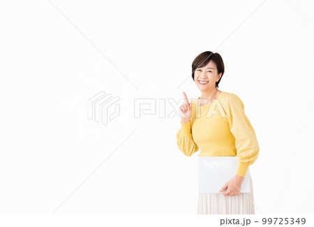 ノートパソコンを持つミドルの女性 99725349