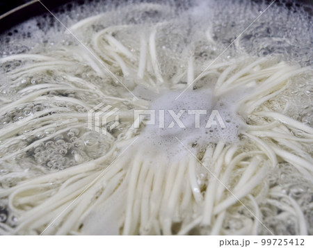 うどんを茹でる うどんを茹でる 99725412