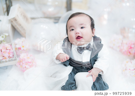 可愛い桜のフォトセットに囲まれてにこにこ笑顔で嬉しそうなタキシードを着る赤ちゃん 可愛い桜のフォトセットに囲まれてにこにこ笑顔で嬉しそうなタキシードを着る赤ちゃん 99725939