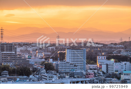 日本の横浜都市景観　澄み渡る夕焼け空…あざみ野駅前などの街並みを望む 99725949
