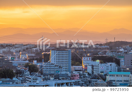 日本の横浜都市景観 澄み渡る夕焼け空…あざみ野駅前などの街並みを望む 日本の横浜都市景観 澄み渡る夕焼け空…あざみ野駅前などの街並みを望む 99725950