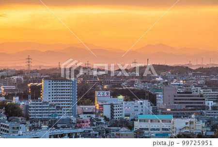 日本の横浜都市景観　澄み渡る夕焼け空…あざみ野駅前などの街並みを望む 99725951