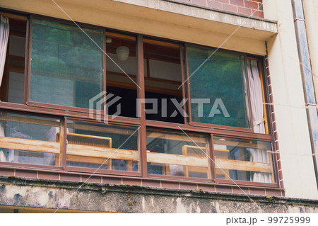 【#兵庫県】外から見た趣のある旅館の窓際 99725999