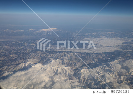 冬の日本本州縦断、空撮、JALジャルで飛ぶ花巻空港~大阪伊丹空港、東北の雪山、北アルプス、佐渡島 冬の日本本州縦断、空撮、JALジャルで飛ぶ花巻空港~大阪伊丹空港、東北の雪山、北アルプス、佐渡島 99726185
