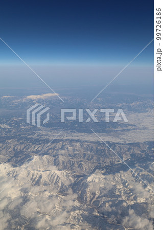 冬の日本本州縦断、空撮、JALジャルで飛ぶ花巻空港～大阪伊丹空港、東北の雪山、北アルプス、佐渡島 99726186
