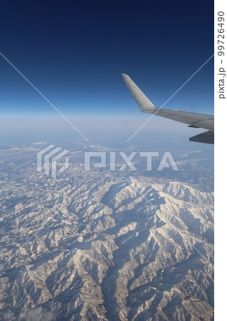 冬の日本本州縦断、空撮、JALジャルで飛ぶ花巻空港~大阪伊丹空港、東北の雪山、北アルプス、佐渡島 冬の日本本州縦断、空撮、JALジャルで飛ぶ花巻空港~大阪伊丹空港、東北の雪山、北アルプス、佐渡島 99726490