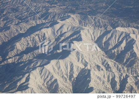 冬の日本本州縦断、空撮、JALジャルで飛ぶ花巻空港～大阪伊丹空港、東北の雪山、北アルプス、佐渡島 99726497