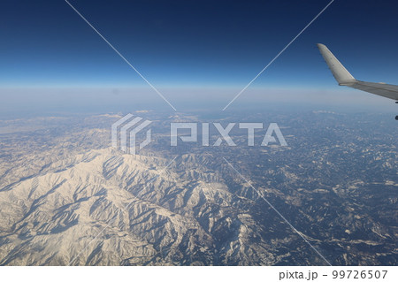 冬の日本本州縦断、空撮、JALジャルで飛ぶ花巻空港～大阪伊丹空港、東北の雪山、北アルプス、佐渡島 99726507