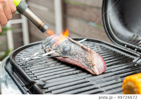 鰹の炙り焼き、炙りかつお、カツオをバーナーで炙る 鰹の炙り焼き、炙りかつお、カツオをバーナーで炙る 99726672