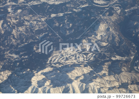 冬の日本本州縦断、空撮、JALジャルで飛ぶ花巻空港~大阪伊丹空港、東北の雪山、北アルプス、佐渡島 冬の日本本州縦断、空撮、JALジャルで飛ぶ花巻空港~大阪伊丹空港、東北の雪山、北アルプス、佐渡島 99726673