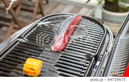 鰹の炙り焼き、炙りかつお、カツオをバーナーで炙る 鰹の炙り焼き、炙りかつお、カツオをバーナーで炙る 99726675
