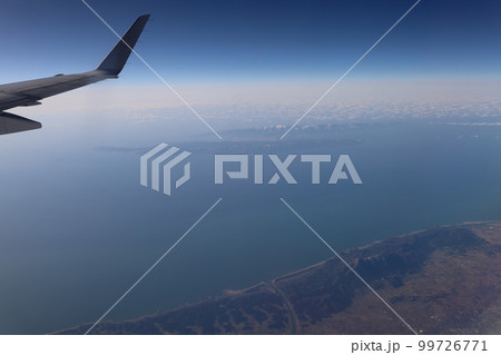 冬の日本本州縦断、空撮、JALジャルで飛ぶ花巻空港~大阪伊丹空港、東北の雪山、北アルプス、佐渡島 冬の日本本州縦断、空撮、JALジャルで飛ぶ花巻空港~大阪伊丹空港、東北の雪山、北アルプス、佐渡島 99726771