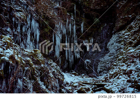 明神平の登山道脇にある氷瀑 99726815