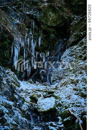 明神平の登山道脇にある氷瀑 99726820