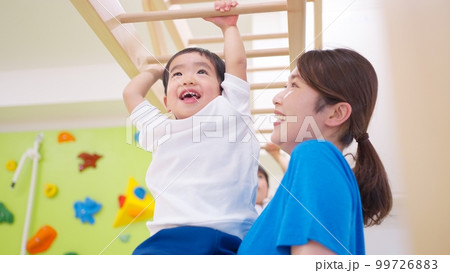 雲梯を楽しむ子供たち 雲梯を楽しむ子供たち 99726883