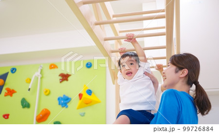 雲梯を楽しむ子供たち 99726884