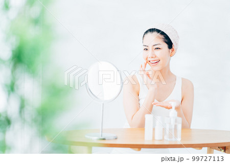 スキンケアをする女性。 99727113