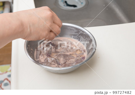 【下処理が終わった豚レバーに片栗粉とサラダ油を混ぜる】 99727482