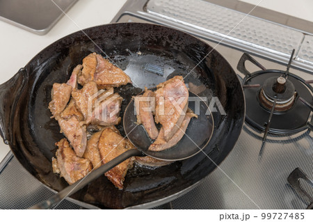 【レバニラ炒めを作る 豚レバーを炒める】 【レバニラ炒めを作る 豚レバーを炒める】 99727485