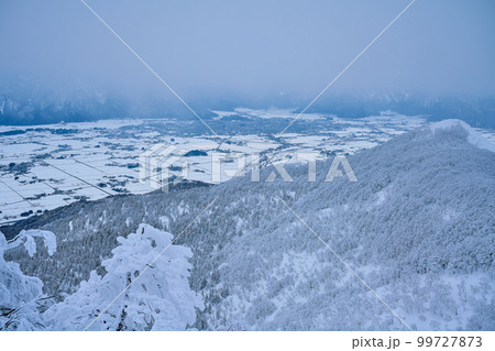 福井県　荒島岳の登山道からの景色 99727873